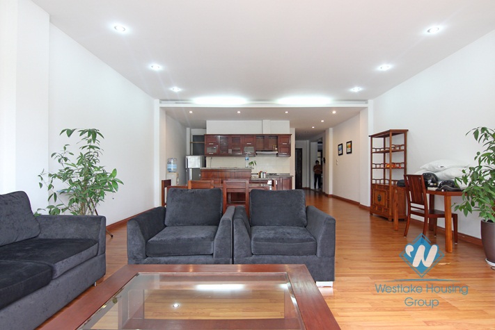 Lake view apartment for rent on Tran Vu, Truc Bach, Ba Dinh